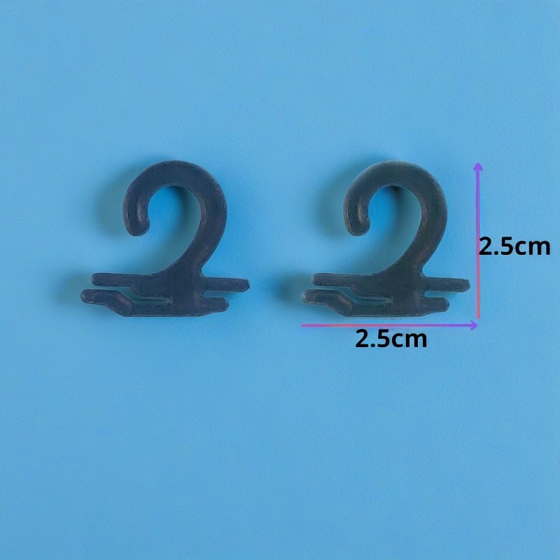 这款塑料挂钩型号是KR-104,产品规格是2.5厘米*2.5厘米，专用于袜子包装，很多供货给优衣库品牌的袜子生产工厂会向我采购这款产品，解决了门店售卖袜子时可以更好的把产品陈列在展示架上