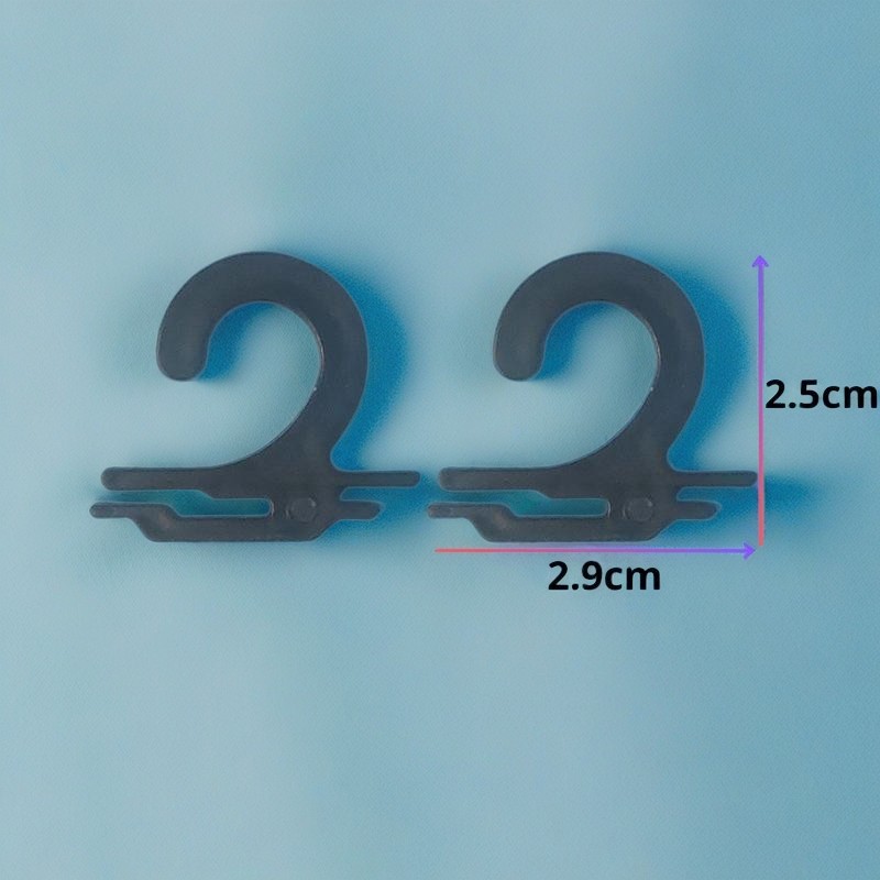 这款KR-107型号的塑料袜子挂钩，尺寸是2.9*2.5cm，工厂批发价格，适合各种袜子工厂，可以把成品袜子包装好在各大品牌实体商店内如ZARA,HM,沃尔玛等等连锁品牌悬挂展示售卖使用
