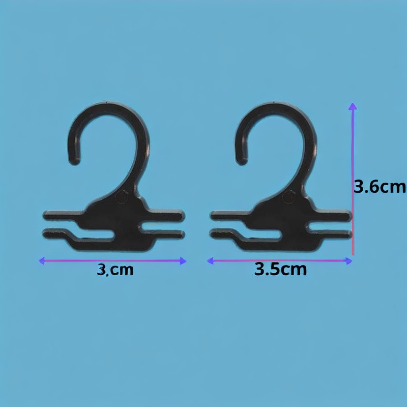 这款KR-104-3型号塑料袜子包装挂钩，尺寸3.5*3.6cm，用于成品袜子包装展示在商店货架上，材质环保耐用