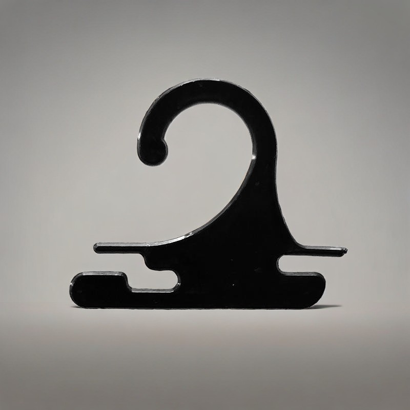 这款KR-160型号的塑料挂钩，尺寸4.4cm*3.6cm，厚度1.5mm，适合用于生产袜子的制造工厂搭配成品袜子包装使用，搭配挂钩可以在线下的实体商店里面展示销售使用