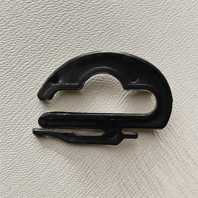 这款KR-125型号塑料挂钩，尺寸是4*2.7cm，属于服装辅料配件，通常可以给袜子一起包装，方便在优衣库，Zara，等连锁品牌商店内展示售卖