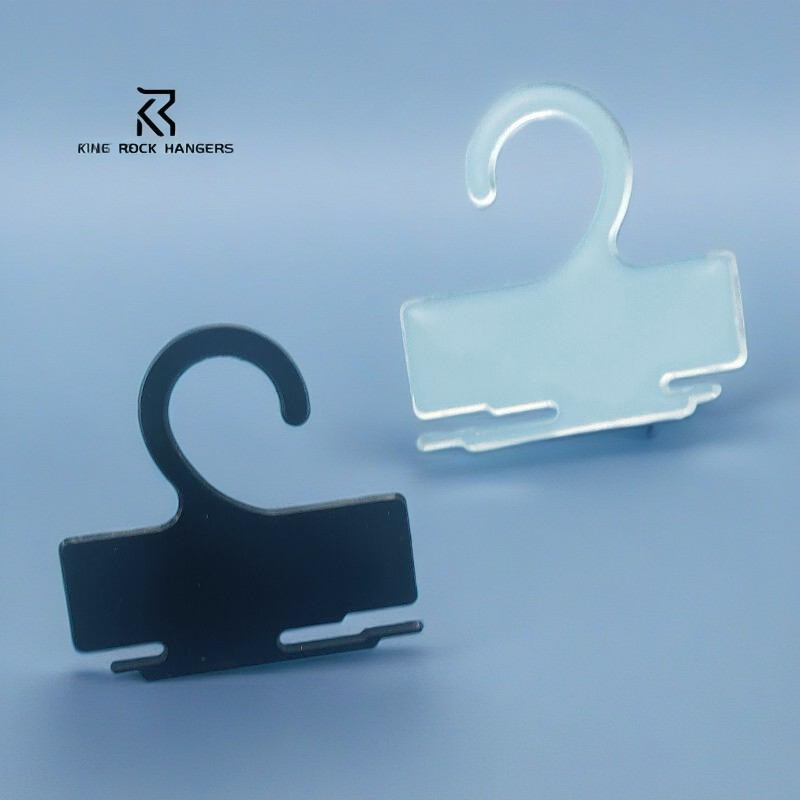 这款KR-120型号的塑料袜子挂钩衣架，尺寸3.7cm*3.6cm，现货有半透明和黑色两个颜色，也可以定制其他颜色