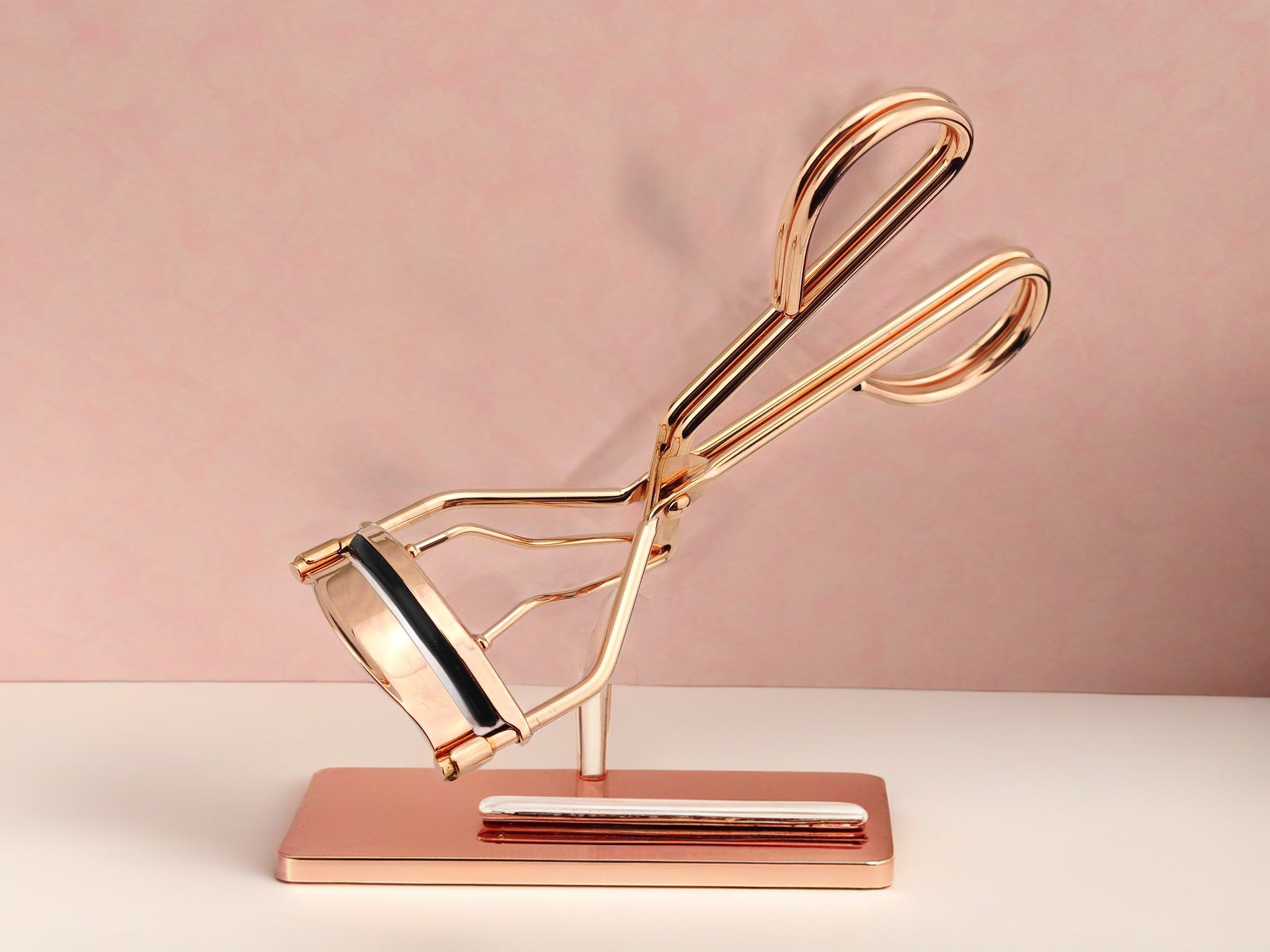 Bester Eyelash-Curler, wie man mit Bonet-Häuser-Häuser, Ltd Entwickelt, um makellose professionelle Locken zu schaffen, die Luxus mit Funktionen kombinieren, um Ihre täglichen Make -up -Routinen zu erleichtern als je zuvor. Egal, ob Sie ein Profi oder ein Anfänger sind, der unbedingt lernen möchte, wie man Wimperncurler richtig einsetzt, dieses vielseitige Produkt sorgt für ein nahtloses und natürliches Anheben von Strahlungswimpern. Elegant und praktisch bester Wimpern -Helller, es verändert Ihre Wimpern mit minimaler Anstrengung. <br> <br> </p>
<h3> Die Kombination aus eleganter Handwerkskunst und Praktikabilität </h3>
<p> <br> <br>, der aus einem atemberaubenden Roségold -Finish hergestellt wurde, ist dieser Lockensturm nicht nur ein Schönheitswerkzeug, sondern auch ein Eitelkeit. Sein welliges Wimpernbett, ergänzt durch schwarze Silikonpolster, bietet ein sanftes, packendes Lockenerlebnis. Ergonomische gekrümmte Griffe verbessern die Kontrolle über einen glatten Griff und einen hervorragenden Komfort während des Gebrauchs. Egal, ob Sie minimalistische, kaum existierende Wimpern leuchtet oder einen mutigen, dramatischen Hollywood-Look verfolgen, dieser professionelle Wimpern-Hurler passt perfekt zu Ihrem Stil und Ihrem Anlass. <br> <br> </p>
<h3> Die beste Haltbarkeit und Innovation </h3>
<p> <br> <br> Mit hochwertigen Materialien entwickelt, ist die Haltbarkeit das Kennzeichen dieses Produkts. Es wurde für den täglichen Gebrauch und die globale Reise entwickelt, behält die Präzision bei und behält seine tadellose Form im Laufe der Zeit bei. Jedes Detail bei Bonet Houseware Co., Ltd. wurde sorgfältig entwickelt, um sein Engagement für die Bereitstellung überlegener Qualität und Zuverlässigkeit zu bekräftigen. Stärken Sie Ihre Kunst und verstärken Sie Ihre Augen mit Roségold -Präzisions -Wimpern -Wimpern -Heller - ein Werkzeug, das Eleganz und Leistung neu definiert, die für jede Verwendung zugeschnitten sind. </p></div></article><div class=