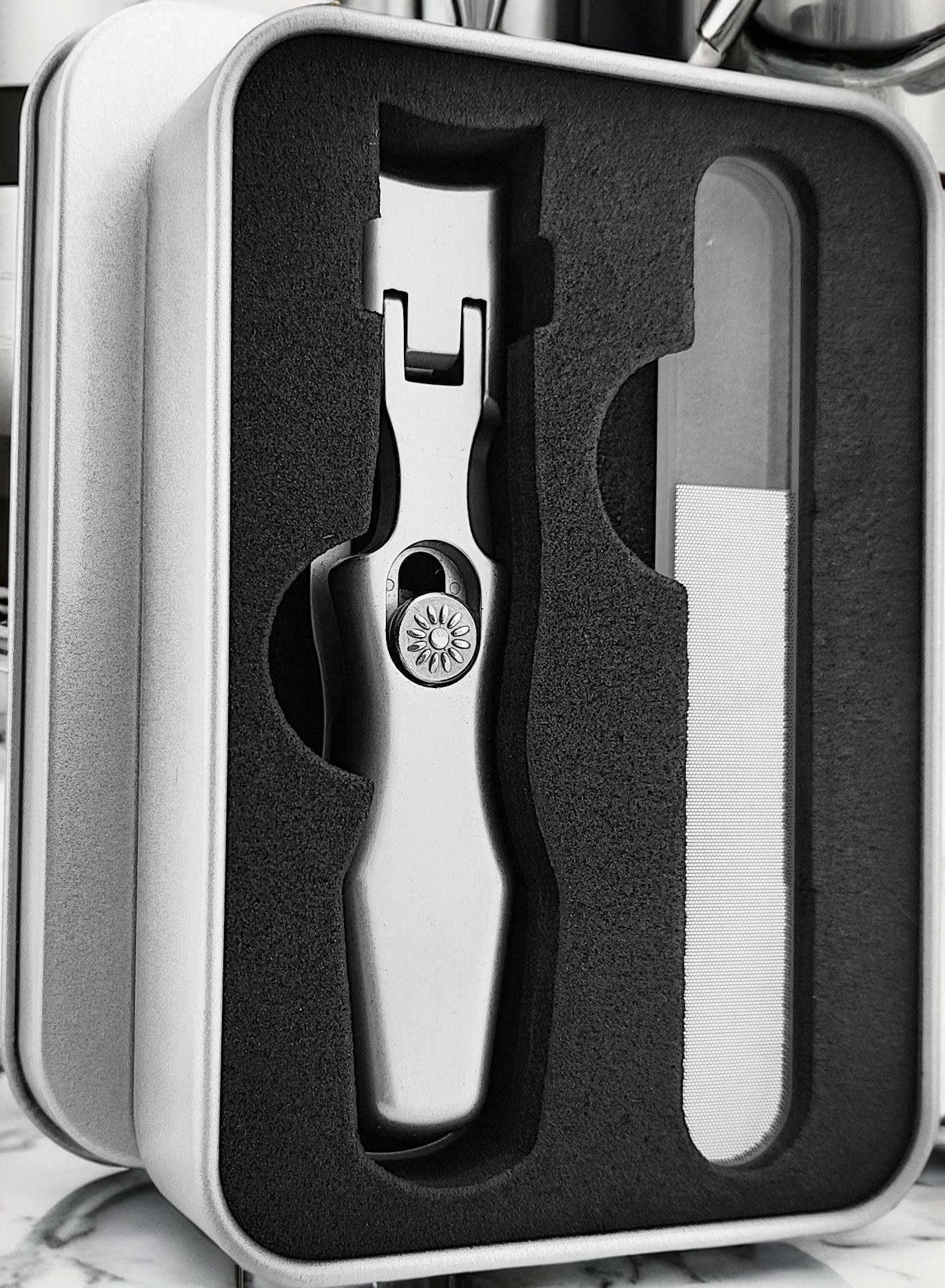 Ouverture de mâchoire large pour les ongles épais: ces stimulateurs de mâchoire larges qui accèdent à des ongles à 16 mm (0.63 pouces) d'épaisseur, de notre puissance de l'ongle, de nos moins sont parfaits ou des ongles. Durable et adapté aux personnes âgées et à toute personne ayant des ongles durs en raison de champignons, de paronychia, de vieillissement ou d'autres problèmes de santé 