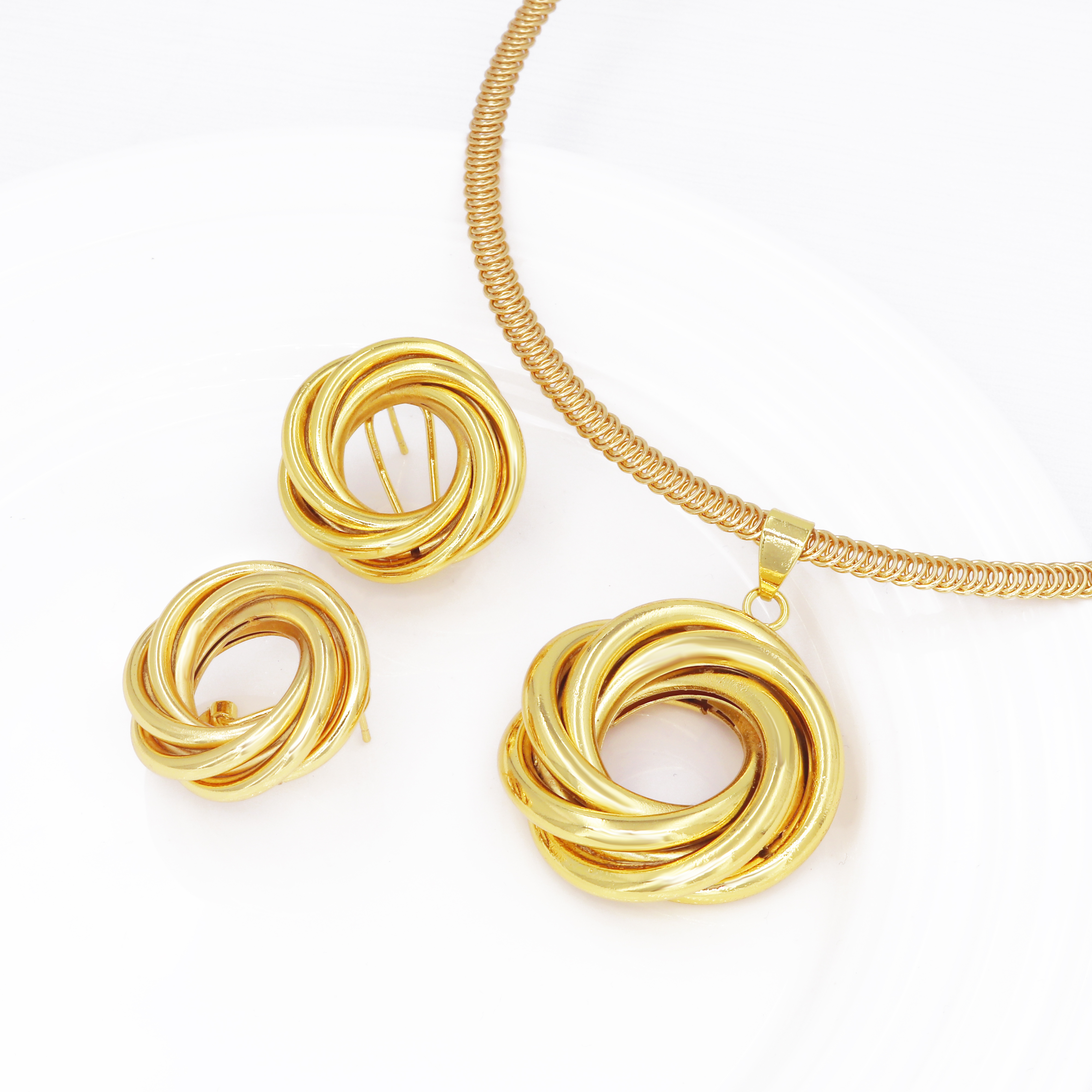 Timeless elegance: Jue Mei’s fashion jewelry
