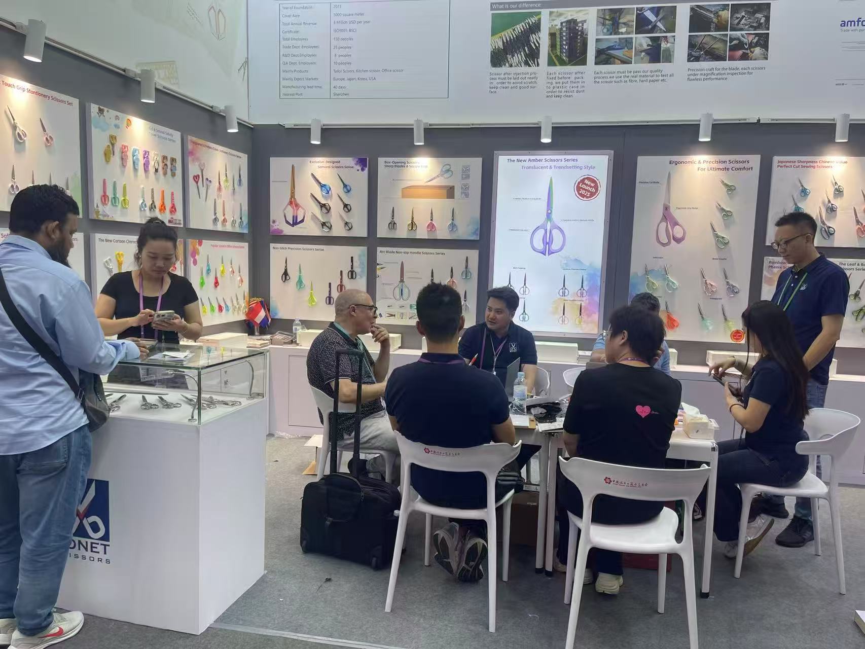 Tijeras de bonet que se encuentran en la sección de papelería de la Feria de Cantón