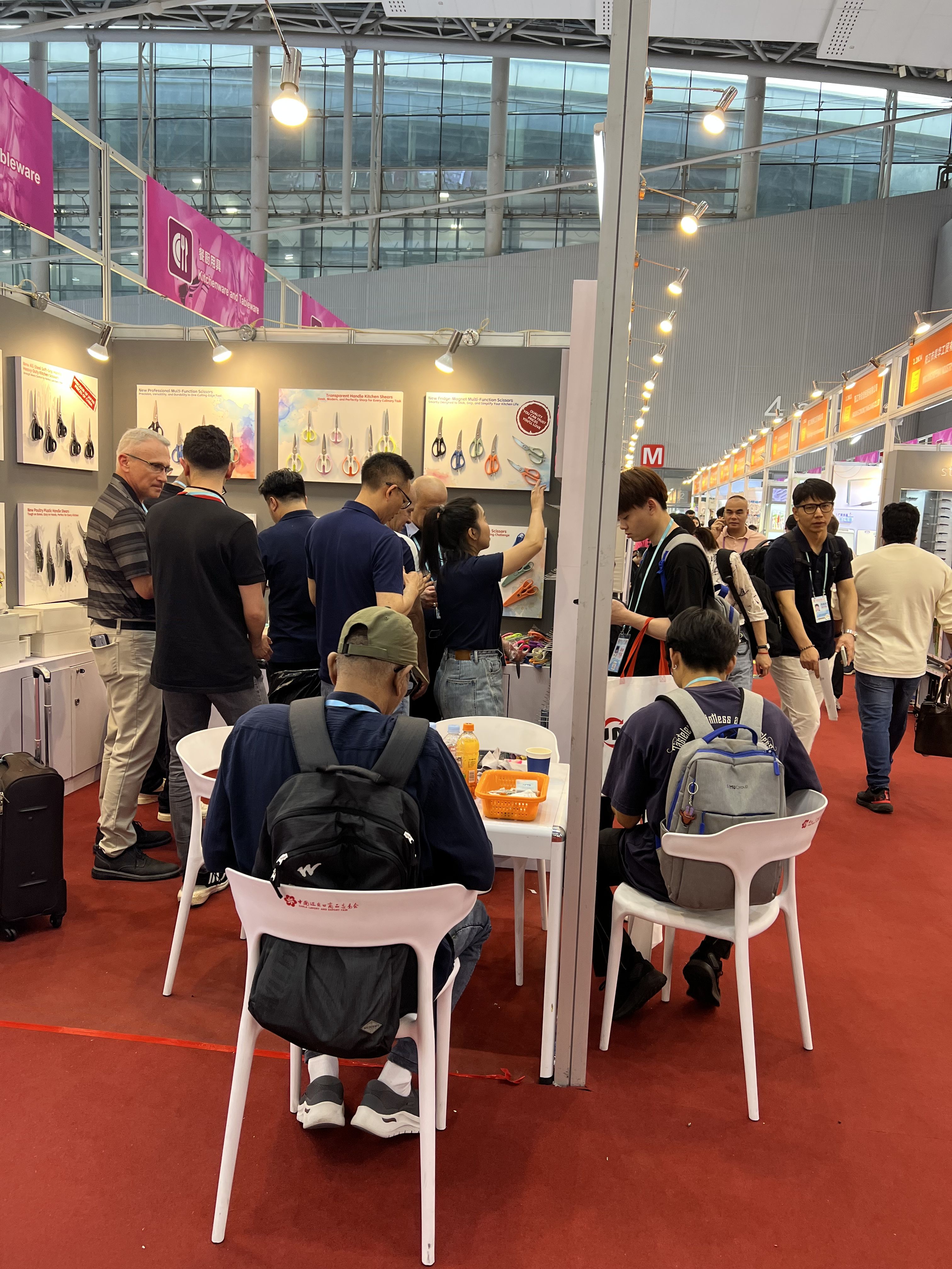 أدوات المطبخ العادلة في قوانغتشو: مقص مبتكرة تحدث ثورة في الوظائف