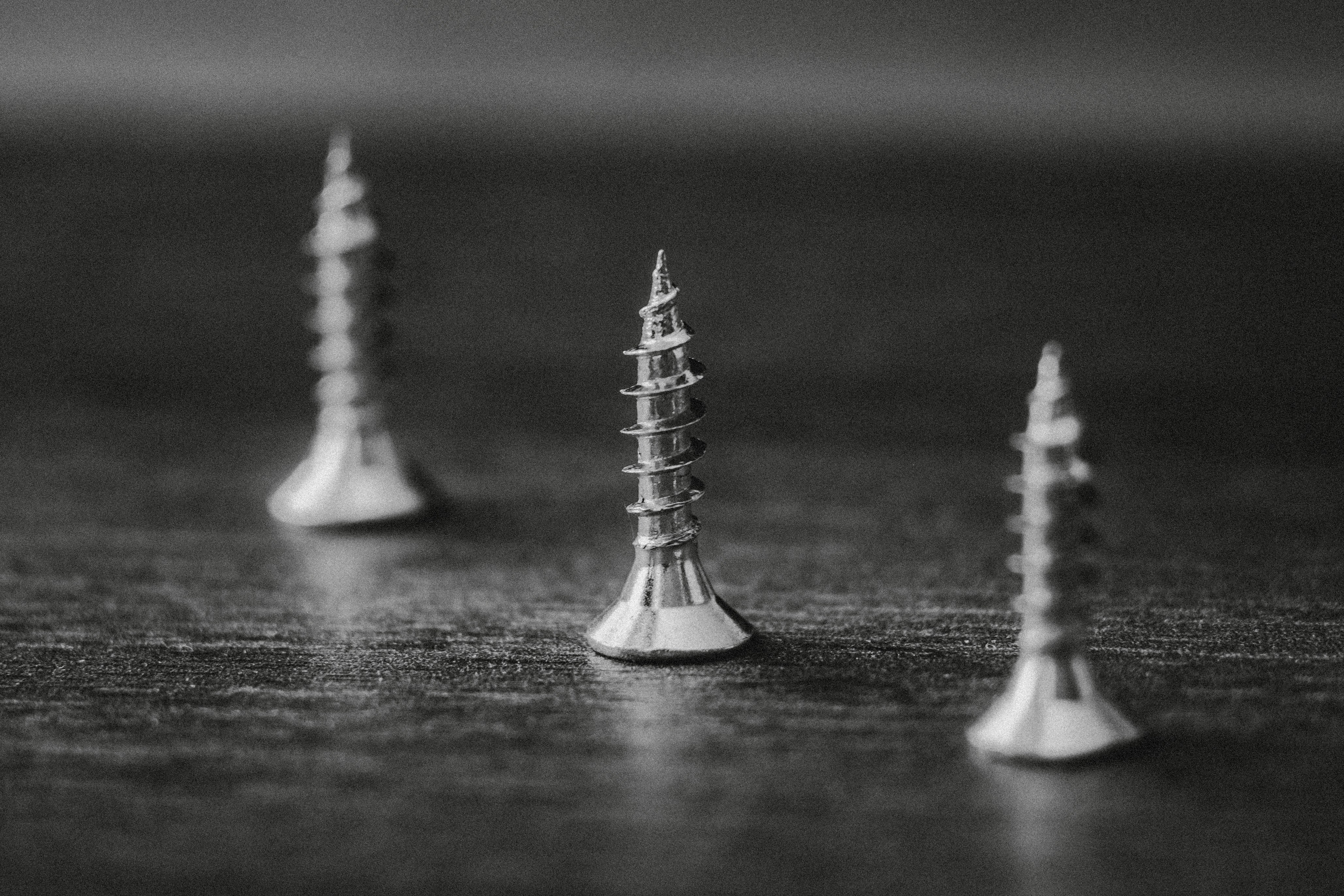 Hitting screws vs. wood screws: Explain the key difference