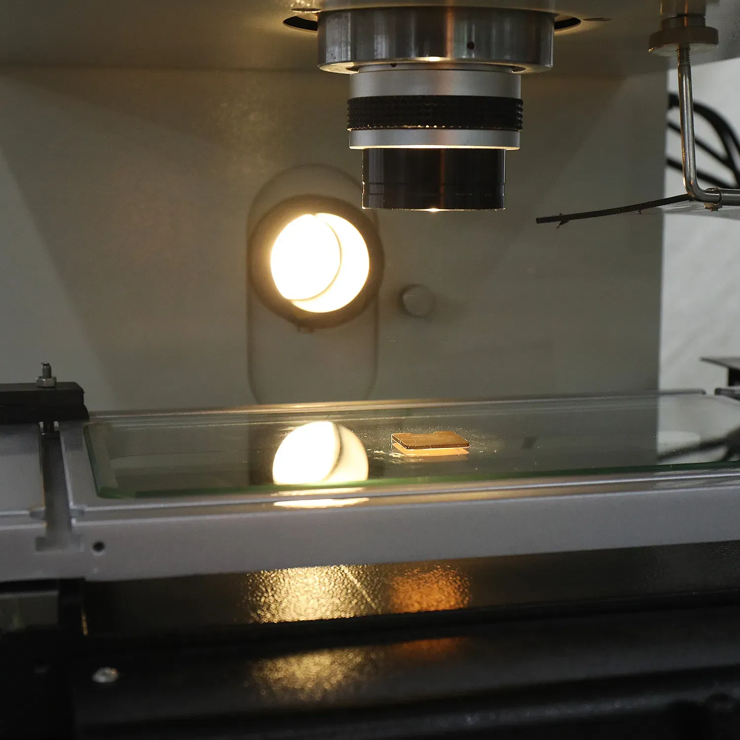 Professional-Grade-Profile-Projector-to-Enhance-Your-Inspection-Efficiency (2).webp