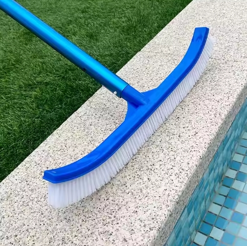 No más puntos perdidos: limpieza de la piscina maestra con cepillos de esquina y aluminio
