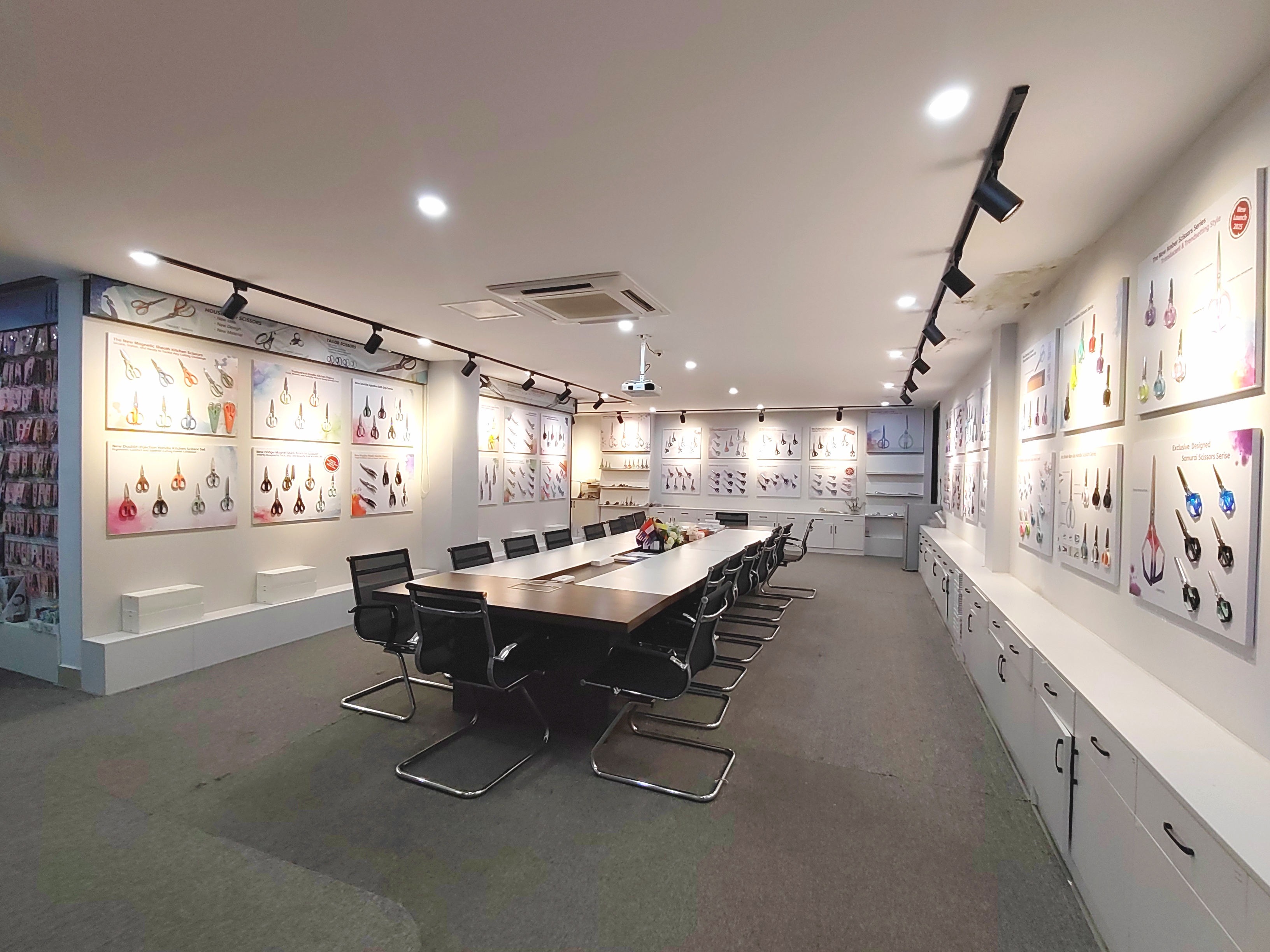Entdecken Sie Innovation und Stil in unserem neuen Scissors Showroom