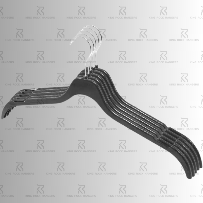 Close-up of 9mm thick plastic hanger with double-layered overlapping clips. Securely holds thick jackets and sweaters, prevents slipping. PS material, eco-friendly and lightweight.