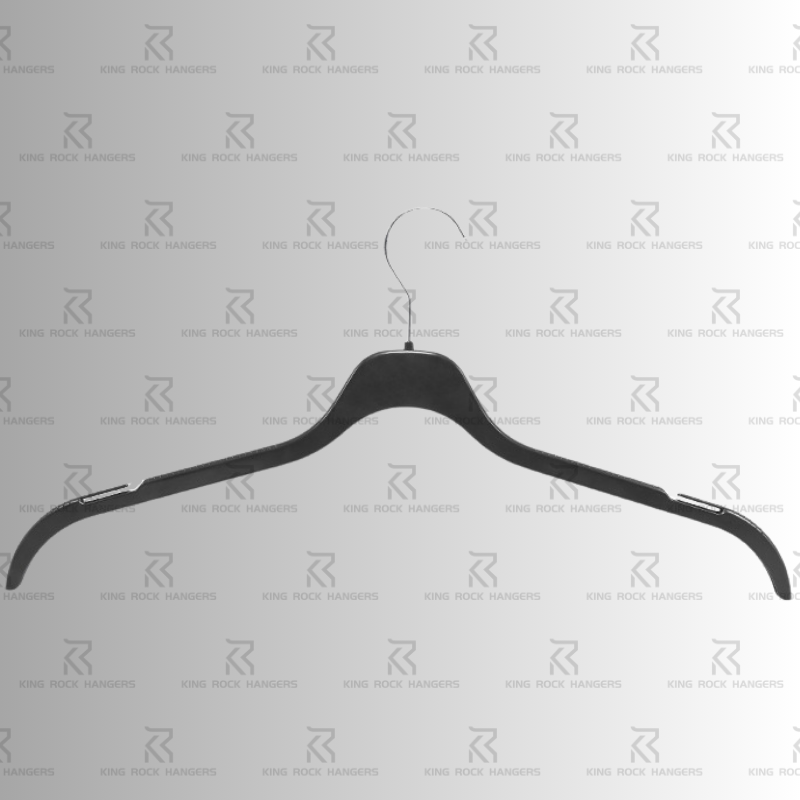 200 pieces of black plastic coat hangers packed in a bulk carton. Ideal for apparel factories, wholesalers, and retailers. Customizable colors and LOGO printing available.