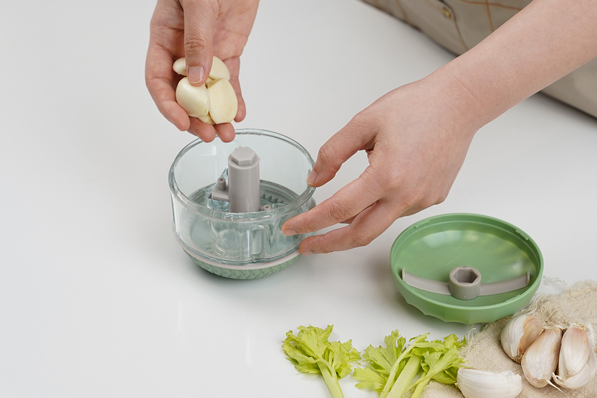 厨房必备蒜蓉工具：易于使用的蒜压器