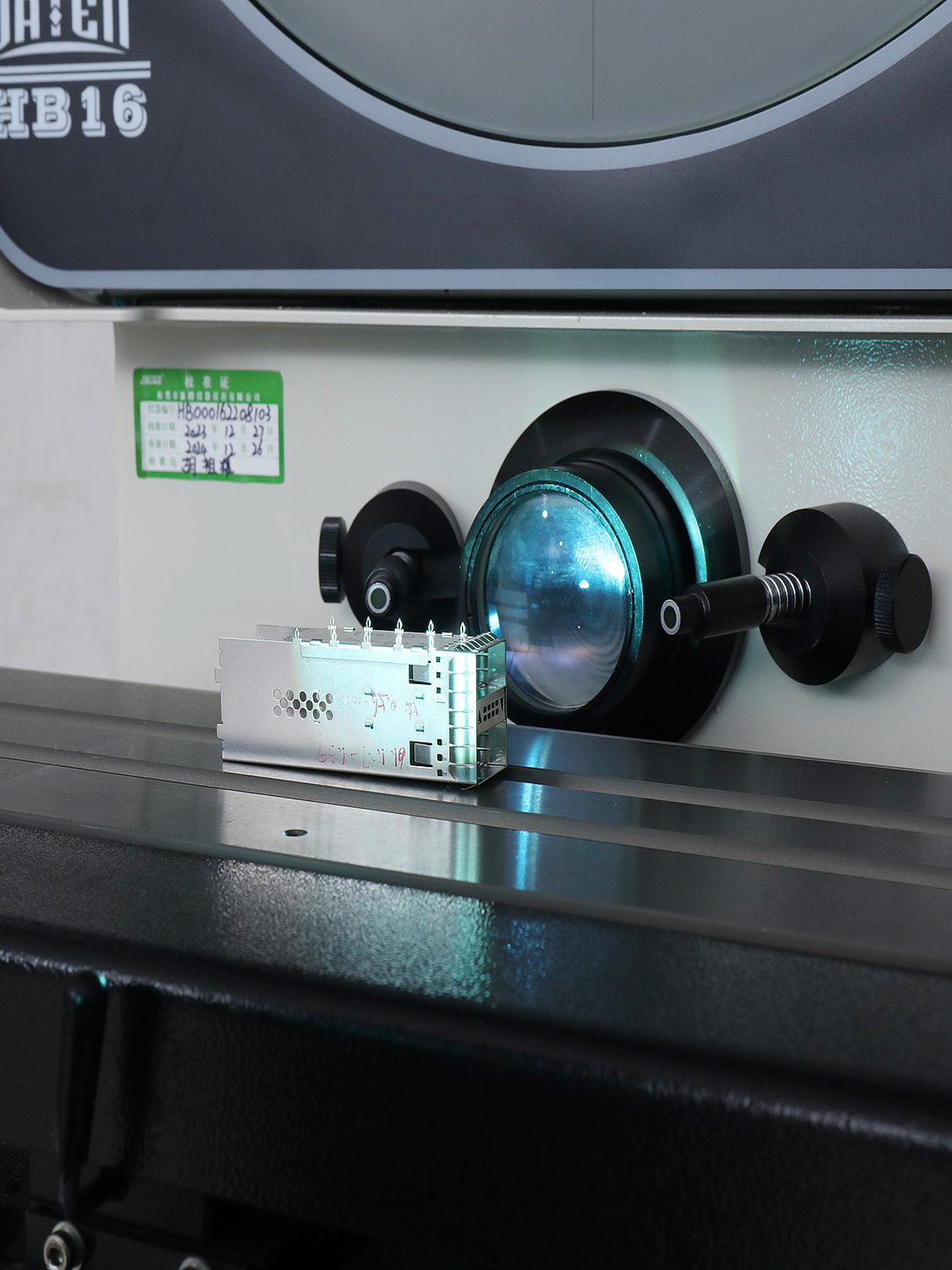 How to Choose Between Horizontal and Vertical Profile Projectors
