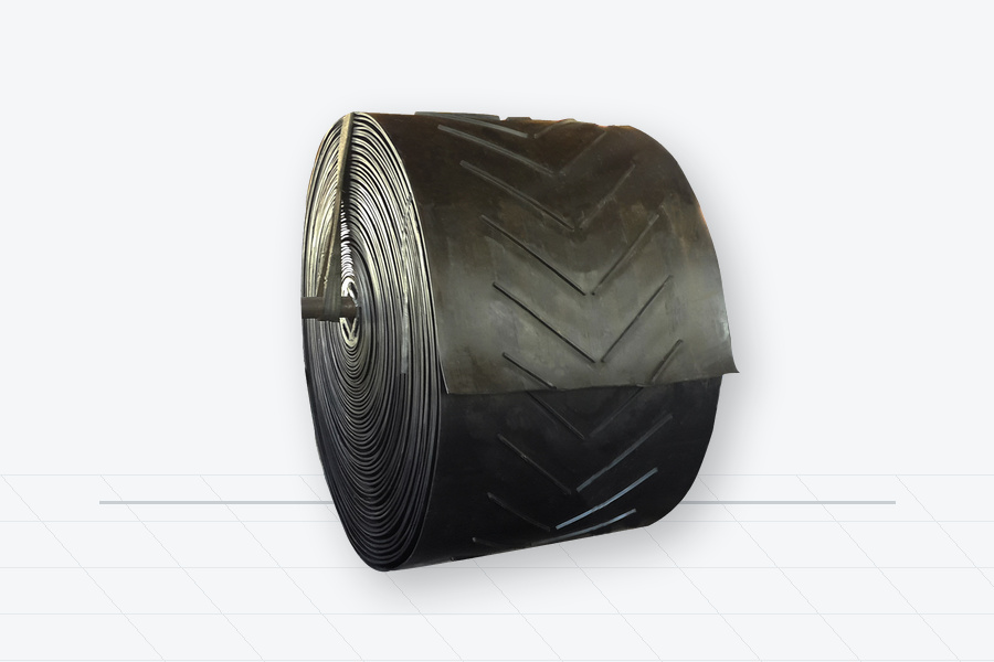 Chevron conveyor belt for inclined recycling material handling