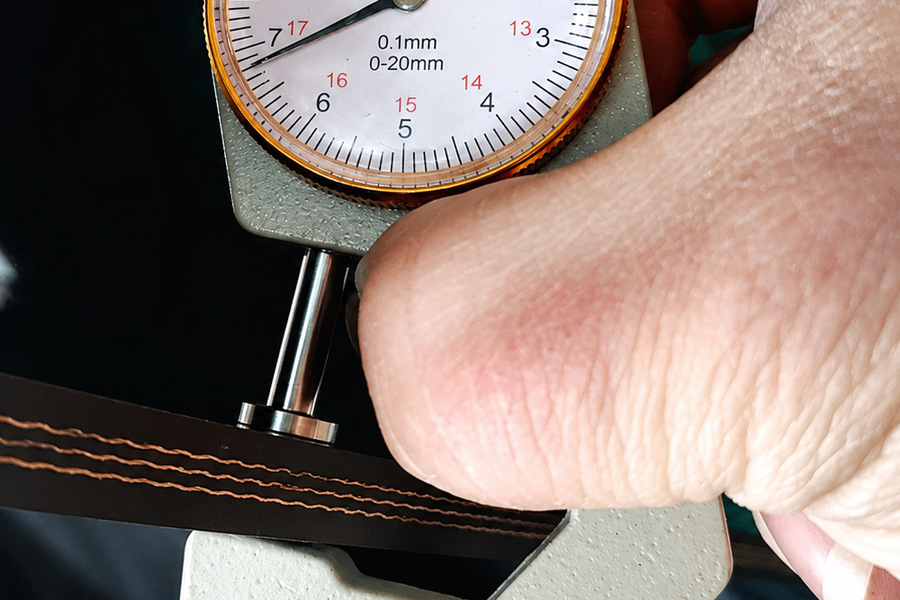 Conveyor belt thickness measurement with a dial thickness gauge during quality inspection