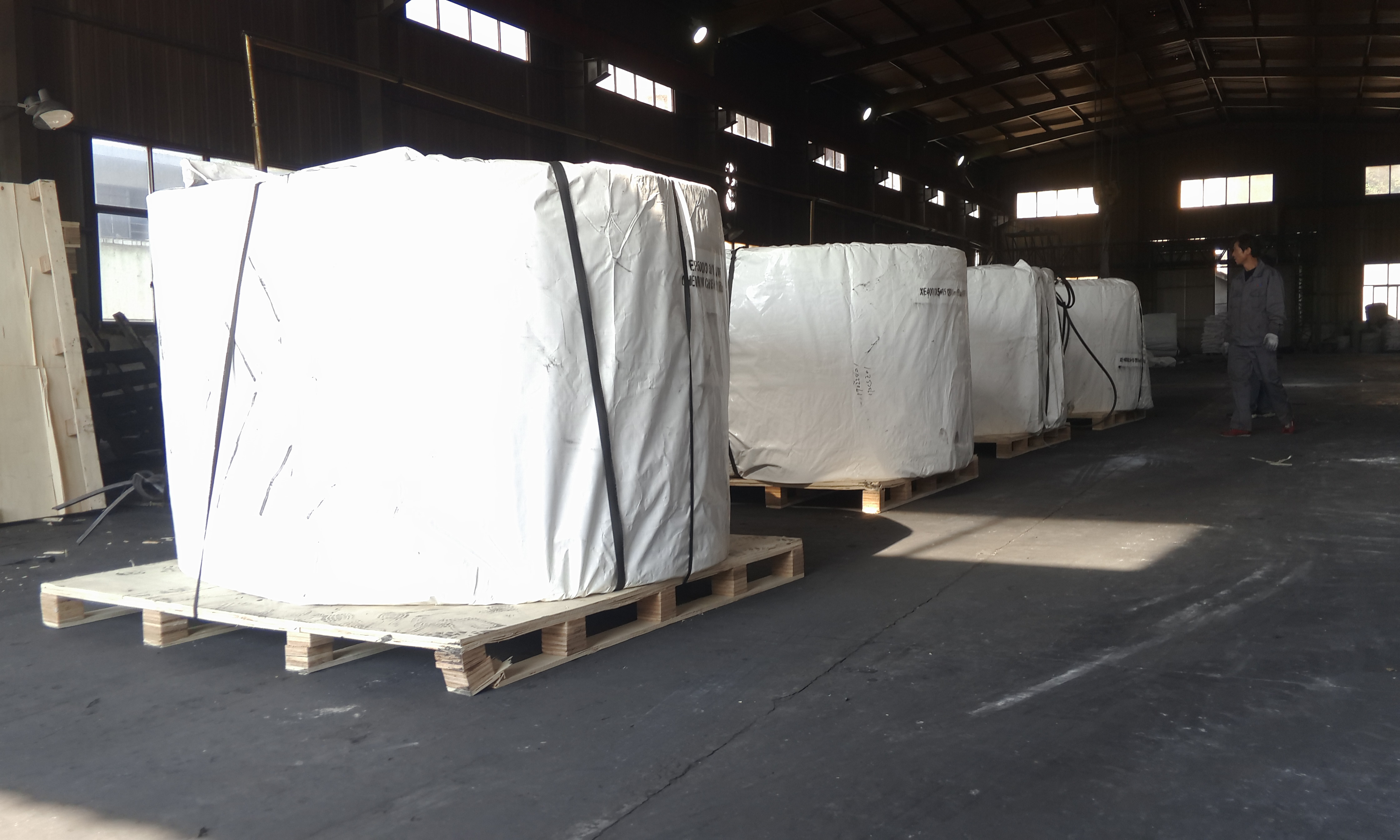 Packaged rubber conveyor belt rolls stored on pallets before shipment