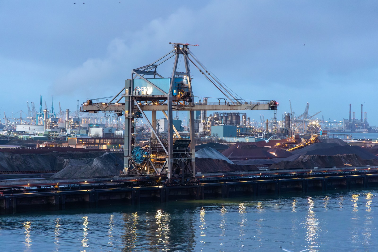Long-distance bulk conveyor at a port terminal