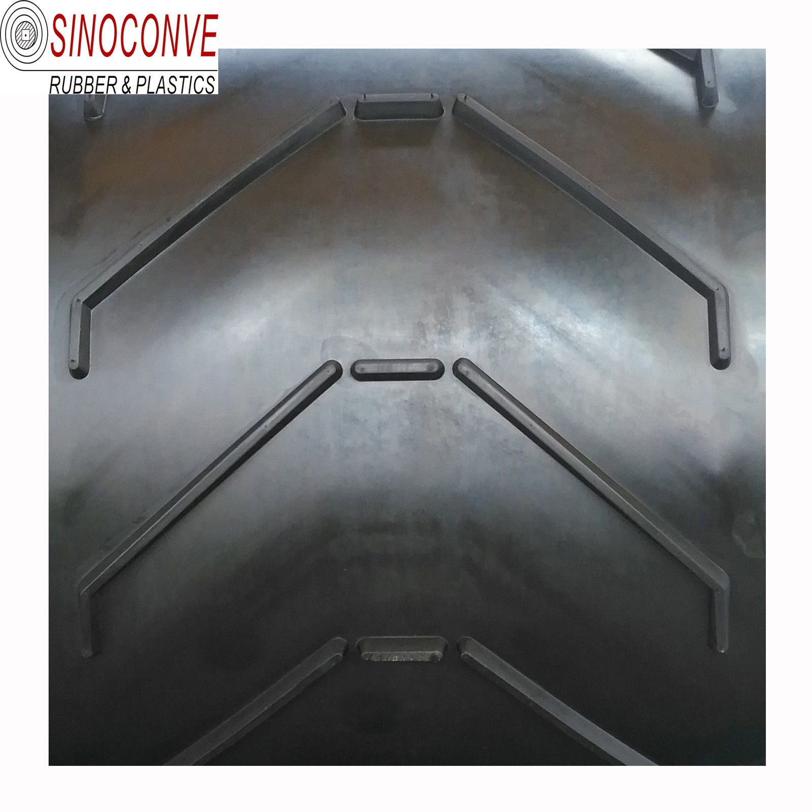 Chevron rubber conveyor belt with V-profile surface