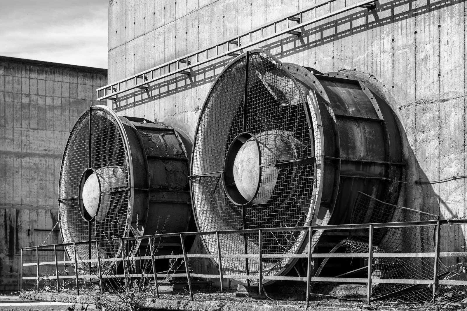 Ventiladores de plantas de cemento donde operan cintas transportadoras resistentes al calor