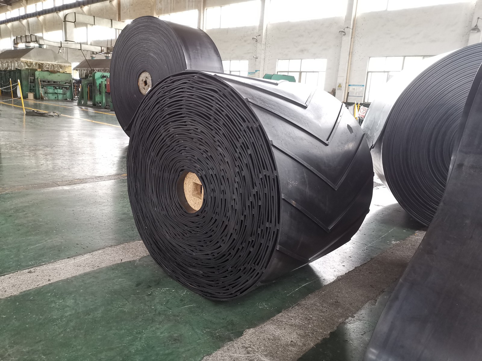 Chevron rubber conveyor belt rolls in SINOCONVE factory