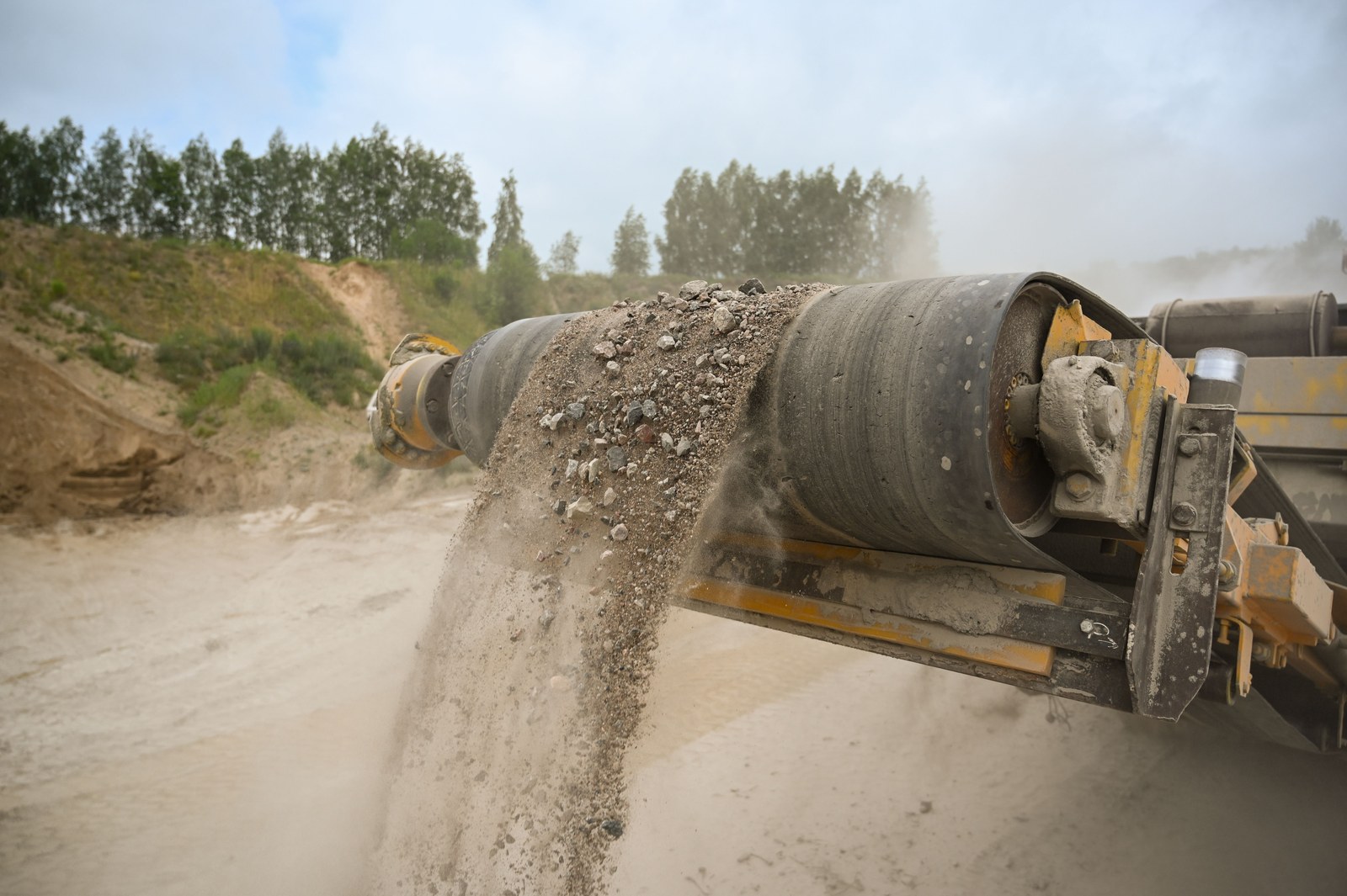 Bulk material discharging onto a port conveyor belt at a stockyard