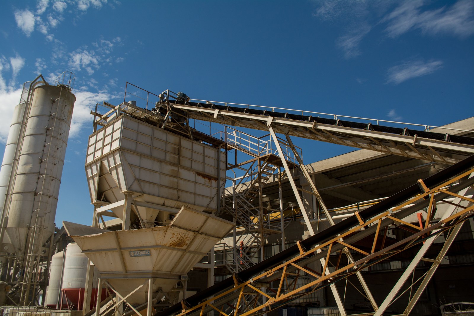 Bulk material plant where chemical resistant conveyor belts operate