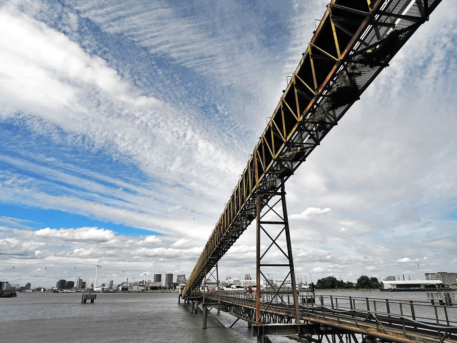 Steep angle port conveyor belt at a bulk terminal quay
