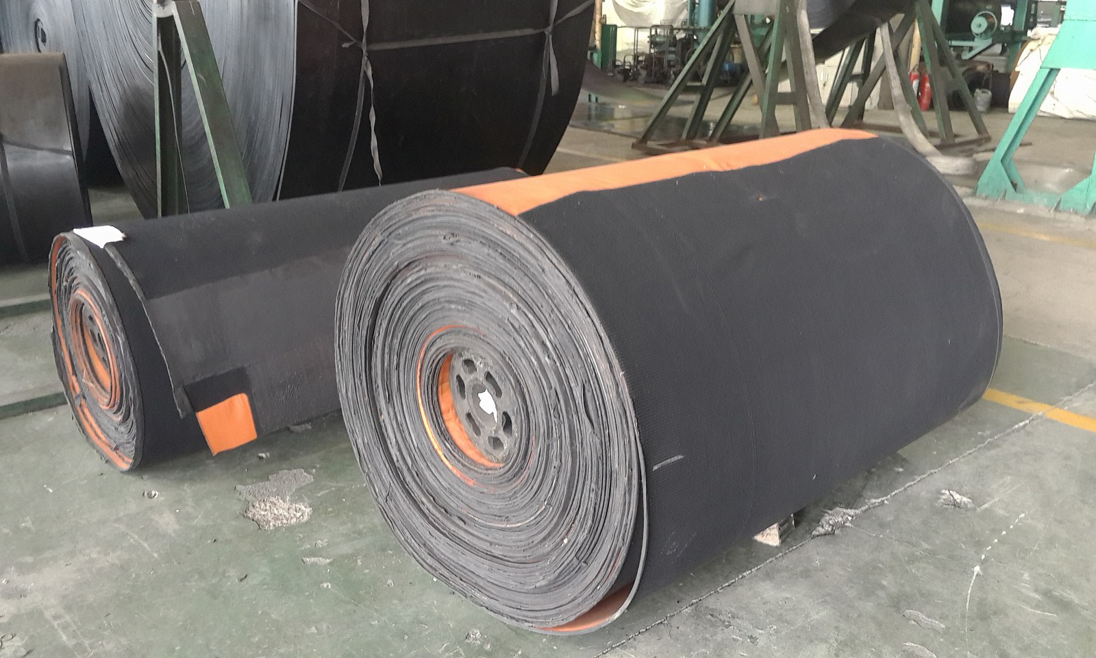 Chemical resistant rubber conveyor belt roll for fertiliser and chemical plants