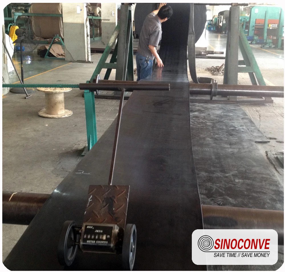 Hot vulcanized splice being cured on site on a wide conveyor belt jointing job
