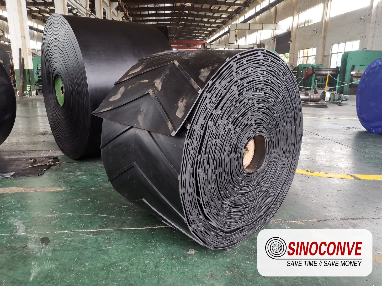 chevron pattern on the belt surface of a rubber conveyor belt specification sample at the factory