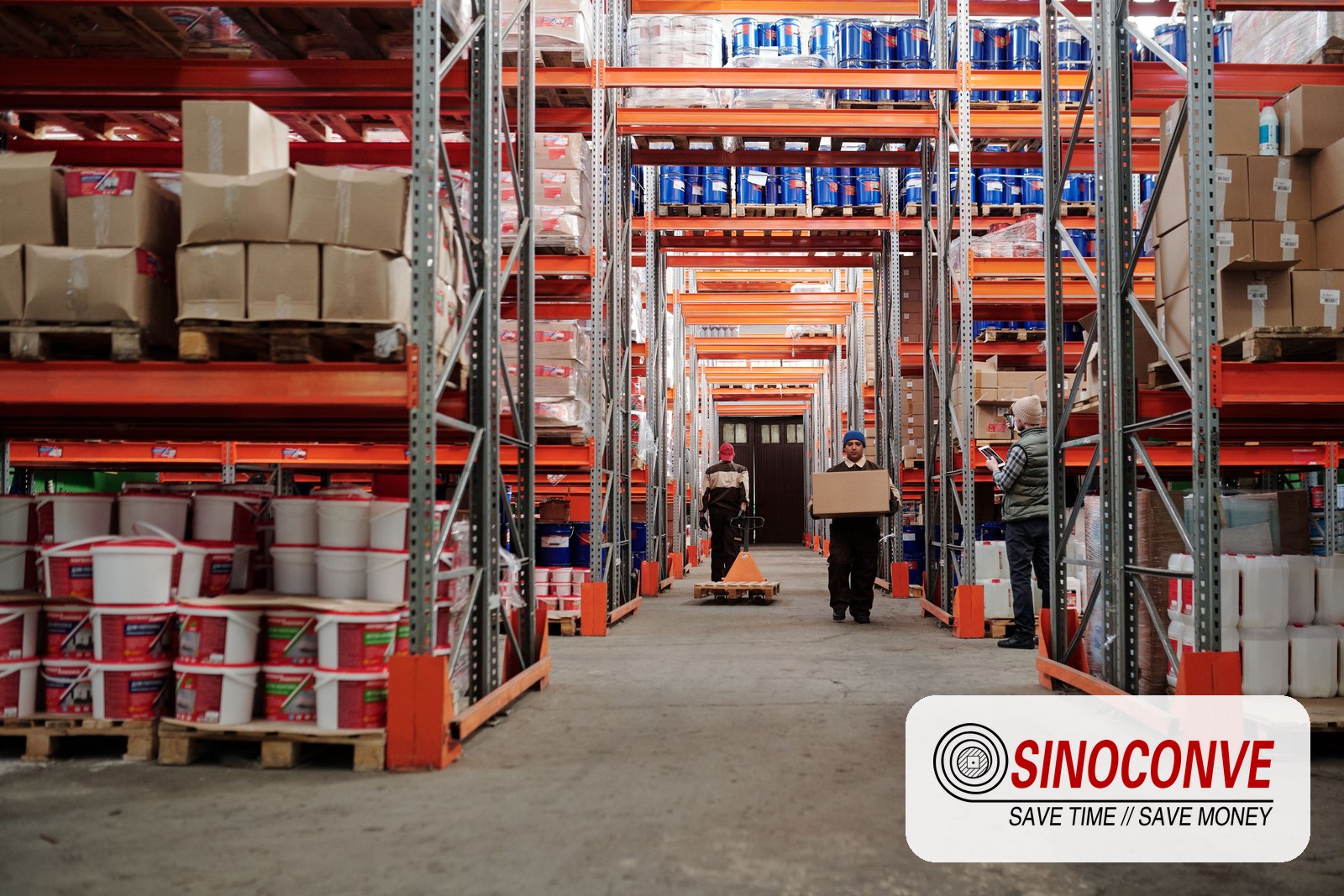 Warehouse conveyor belt solution feeding a parcel sortation line with merge modules