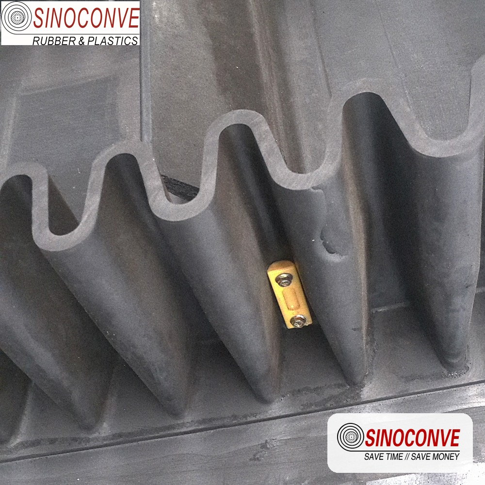 flexible sidewall belt with moulded corrugated wall