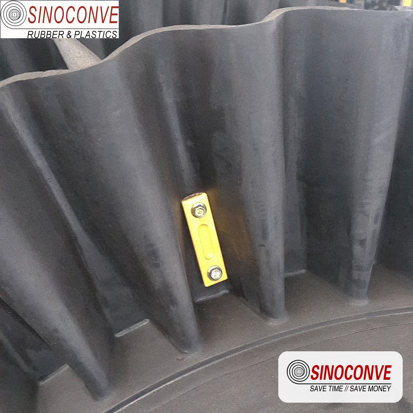 sidewall belt fitted on a conveyor frame