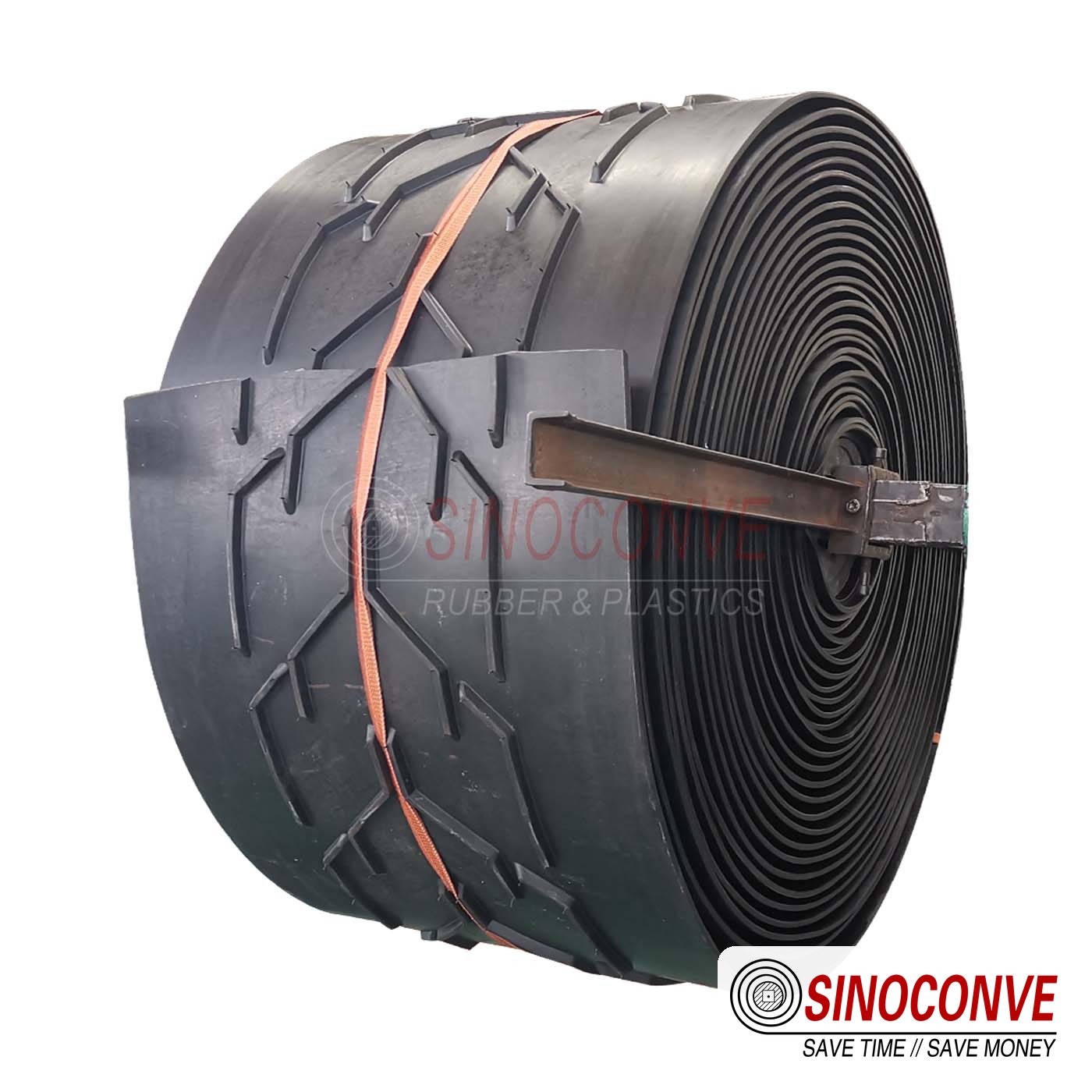 Chevron belt roll for an inclined bauxite conveyor belt